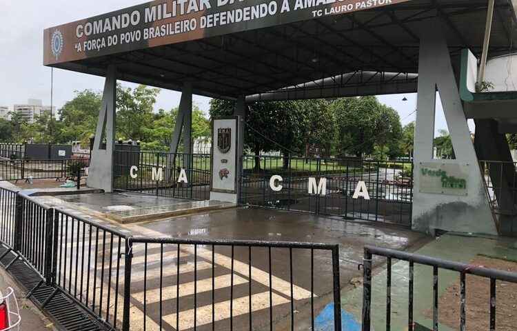 Barreira é colocada na frente do CMA após retirada de manifestantes em Manaus