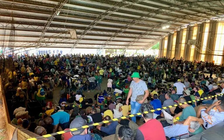 Bolsonaristas estão detidos em Brasília desde o último domingo (8) - Foto: Reprodução/WhatsApp