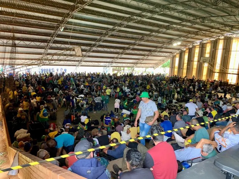 Bolsonaristas estão detidos em Brasília desde o último domingo (8) - Foto: Reprodução/WhatsApp