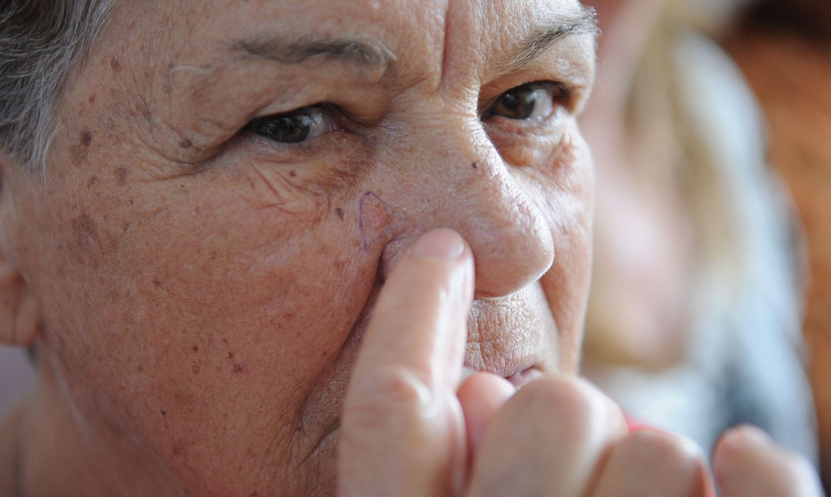 Câncer de pele pode ser prevenido com rotina de cuidados diários e acompanhamento profissional - Foto: Fábio Rodrigues Pozzebom/Agência Brasil