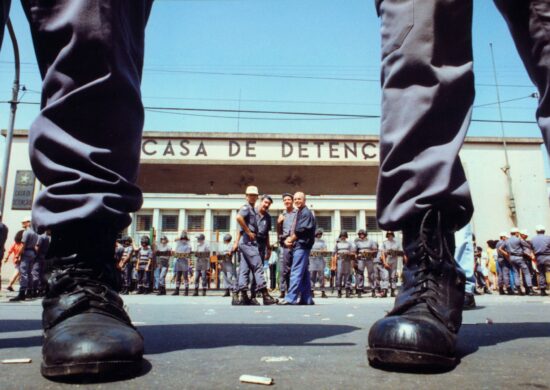 Rosa Weber derruba indulto de Bolsonaro que beneficiava PMs que promoveram massacre de presos em 1992, em SP; imagem mostra fachada do Carandiru dois dias após rebelião de presos - Foto: Itamar Miranda/Estadão Conteúdo