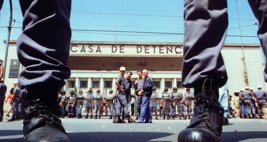 Rosa Weber derruba indulto de Bolsonaro que beneficiava PMs que promoveram massacre de presos em 1992, em SP; imagem mostra fachada do Carandiru dois dias após rebelião de presos - Foto: Itamar Miranda/Estadão Conteúdo