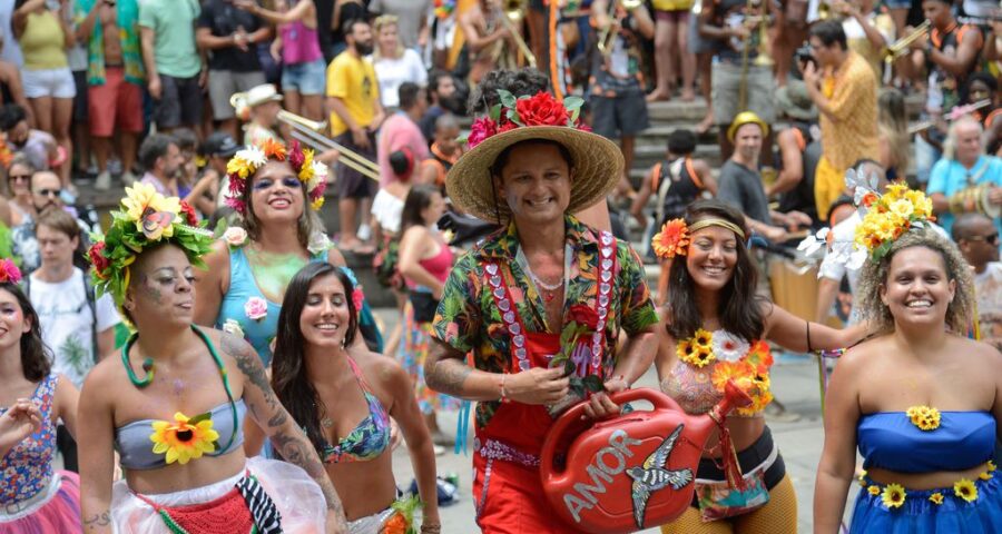 Carnaval: aplicativo vai facilitar a localização de blocos de rua no Rio - Foto: Fernando Frazão/Agência EBC