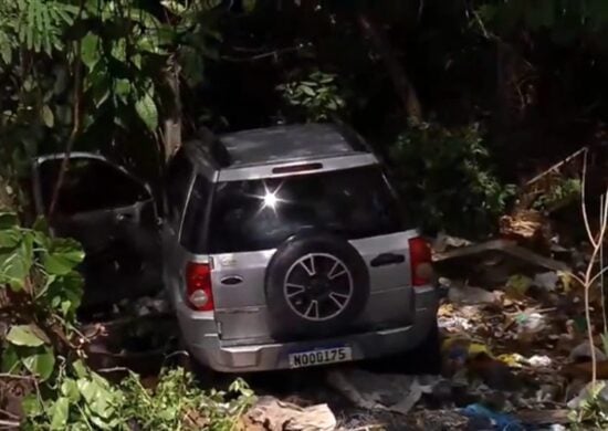 Motorista morre após carro cair em barranco na Zona Leste de Manaus