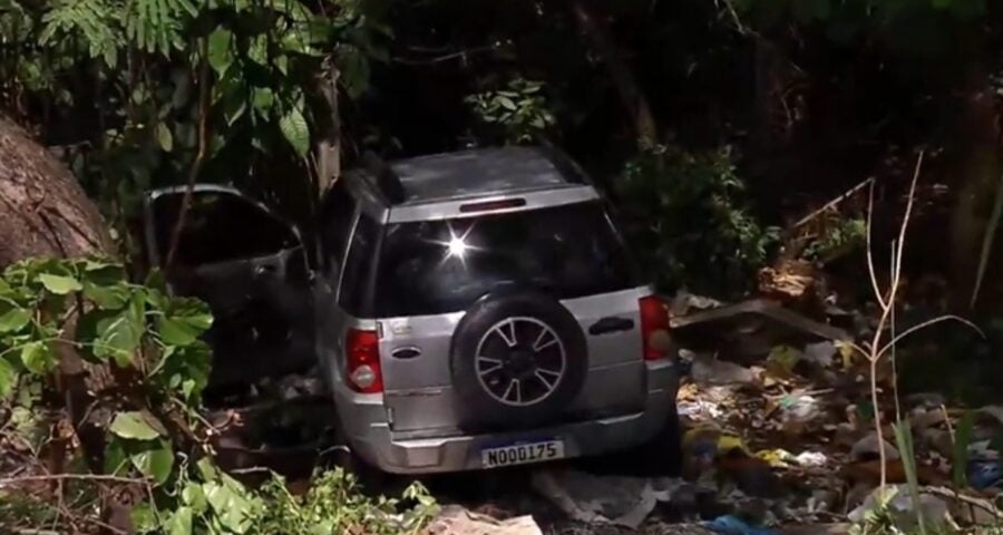 Motorista morre após carro cair em barranco na Zona Leste de Manaus