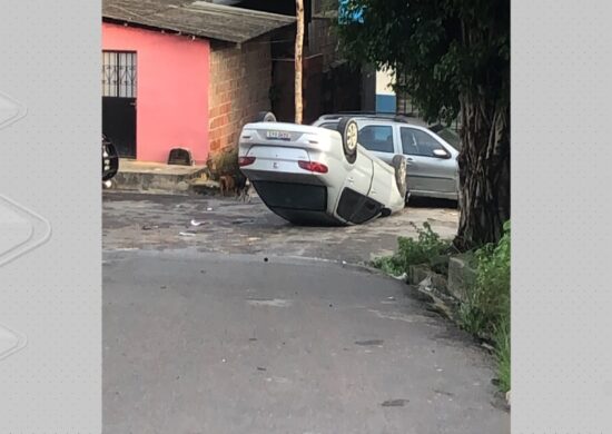 Carro dirigido por suspeitos capota após perseguição policial em Manaus