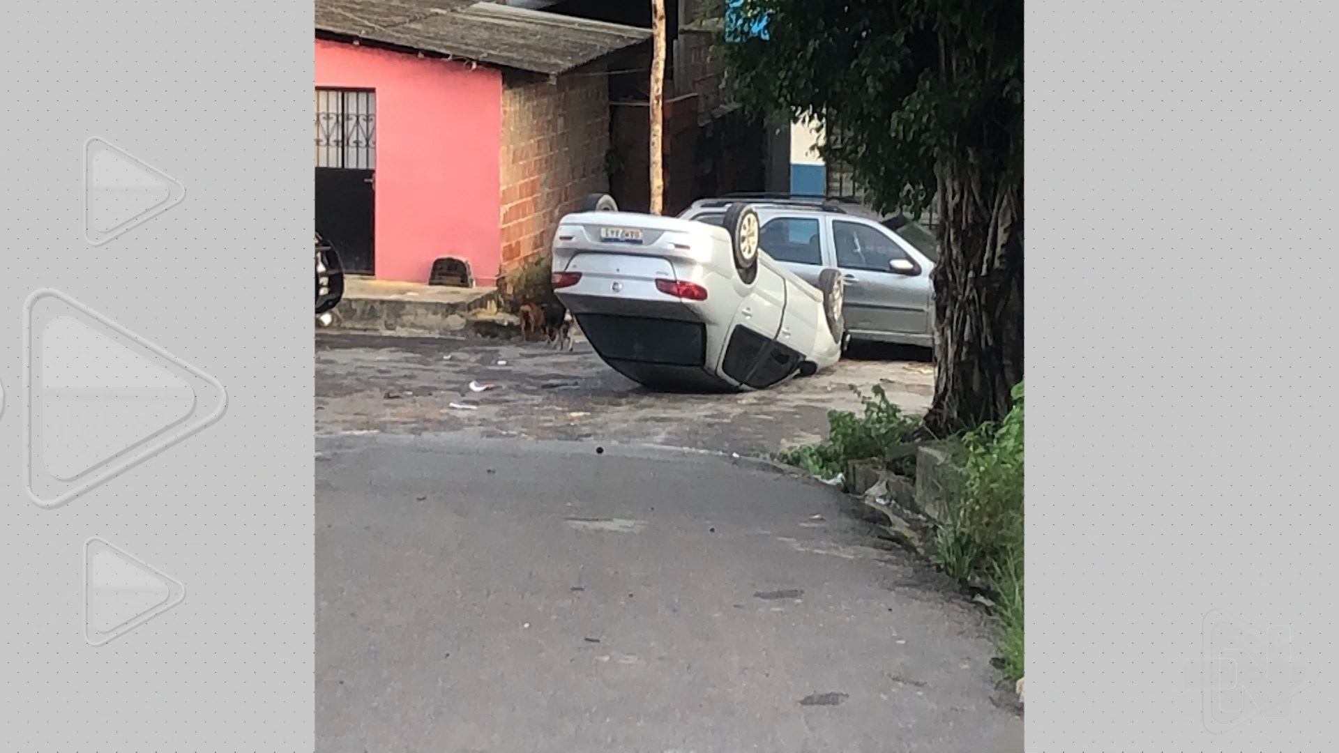 Carro dirigido por suspeitos capota após perseguição policial em Manaus
