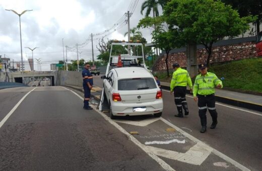 Carro estava estacionado irregularmente em via movimentada da cidade - Foto: Divulgação/IMMU