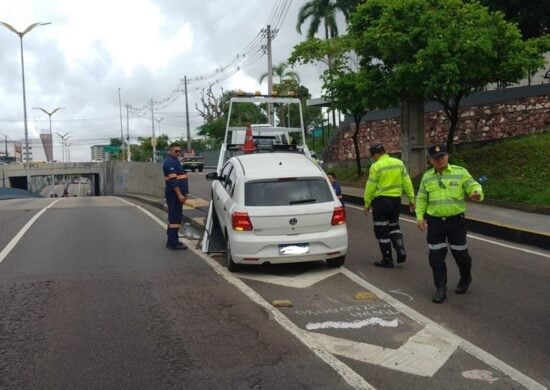 Carro estava estacionado irregularmente em via movimentada da cidade - Foto: Divulgação/IMMU