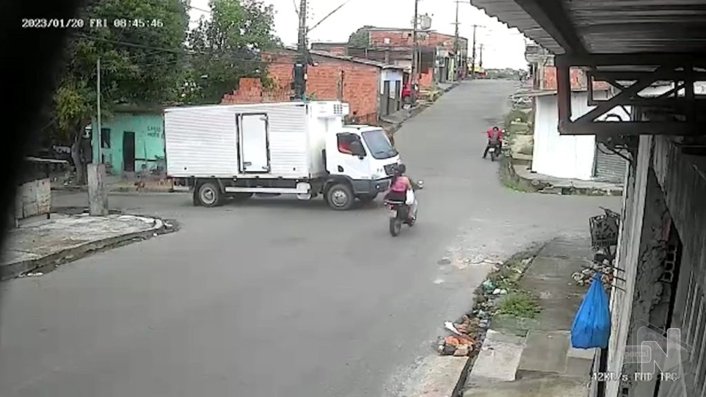 Casal tentou atravessar o cruzamento ao mesmo tempo que o caminhão - Foto: Reprodução/WhatsApp