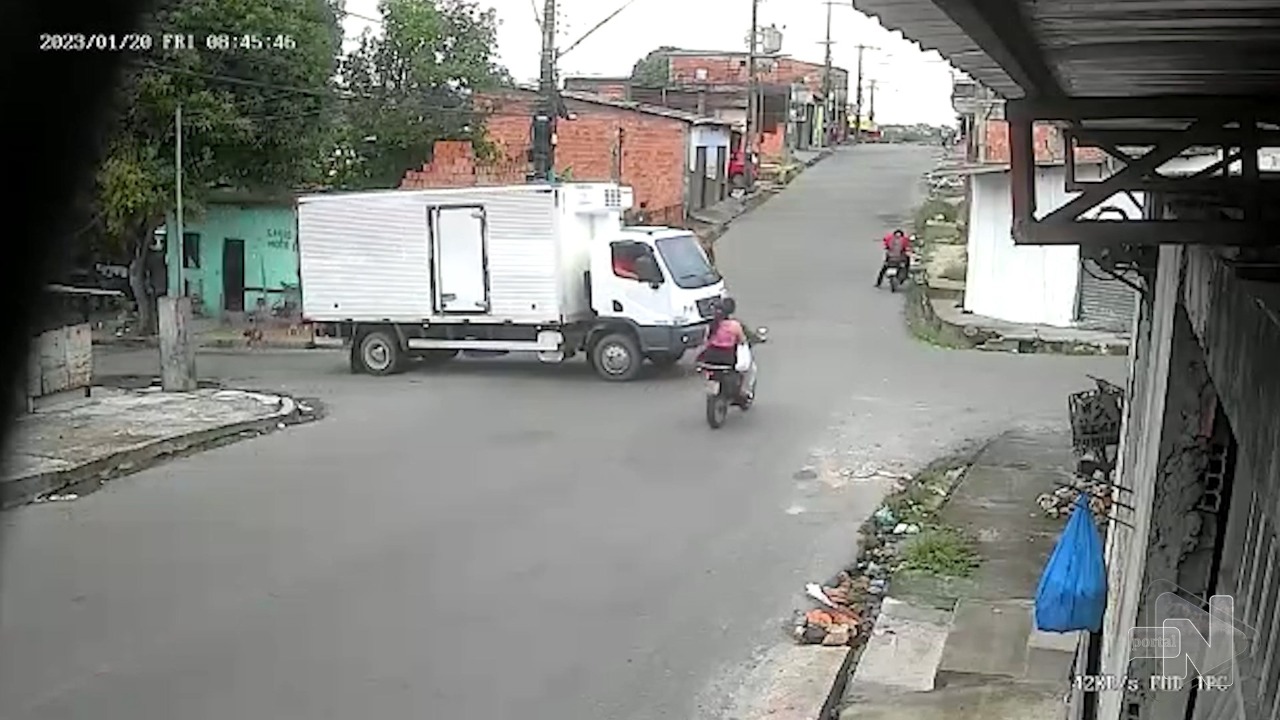 Casal tentou atravessar o cruzamento ao mesmo tempo que o caminhão - Foto: Reprodução/WhatsApp