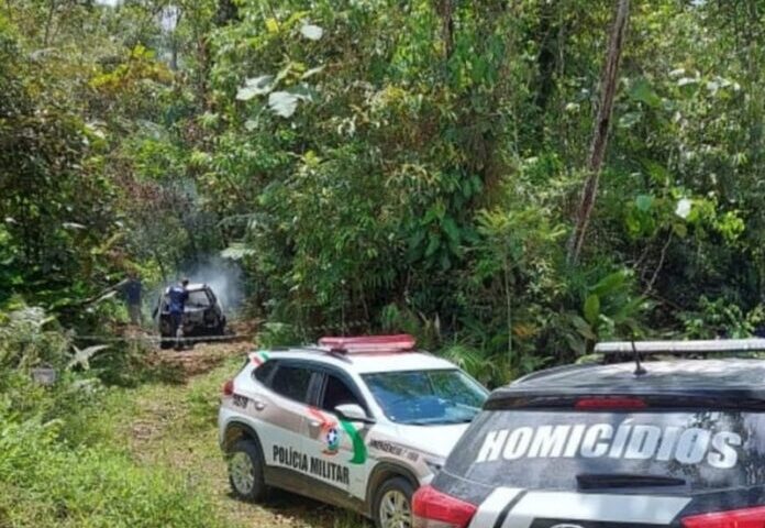 Chacina teve 6 vítimas carbonizadas dentro de carro Uno - Foto: Divulgação/Delegacia de Homicídios de Joinville