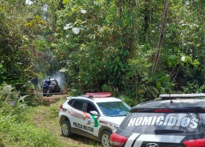 Chacina teve 6 vítimas carbonizadas dentro de carro Uno - Foto: Divulgação/Delegacia de Homicídios de Joinville