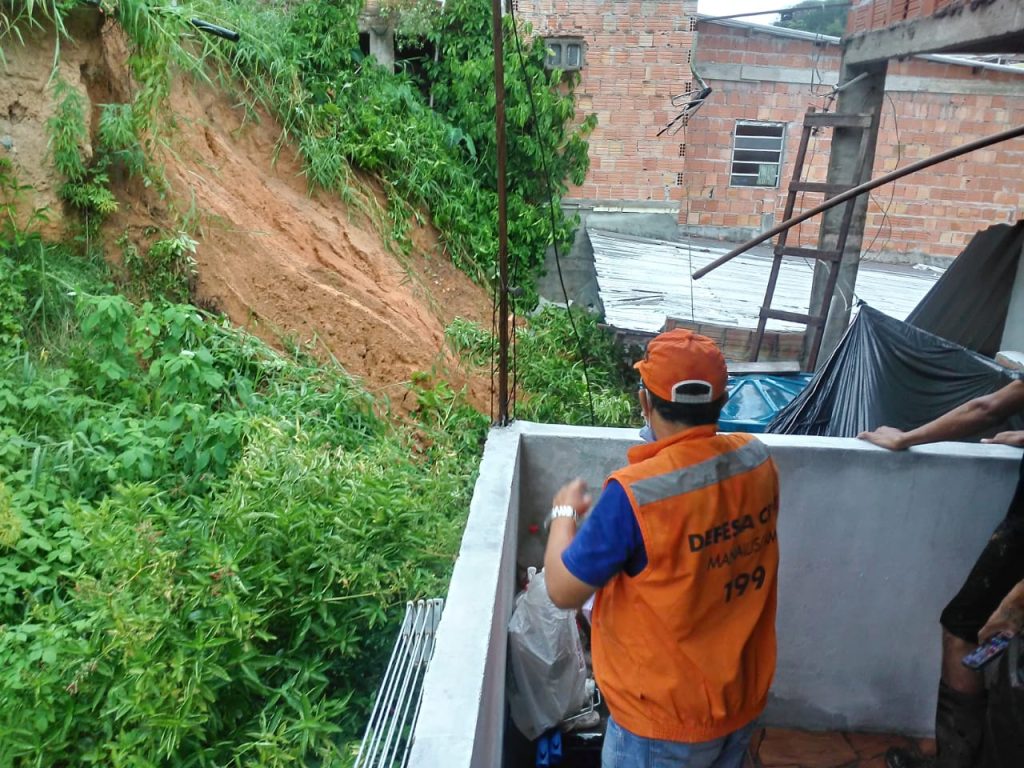 Chuva provocou deslizamento de barranco no bairro Redenção, Zona Centro-Oeste da cidade - Foto: Divulgação/Defesa Civil de Manaus
