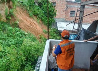 Chuva provocou deslizamento de barranco no bairro Redenção, Zona Centro-Oeste da cidade - Foto: Divulgação/Defesa Civil de Manaus