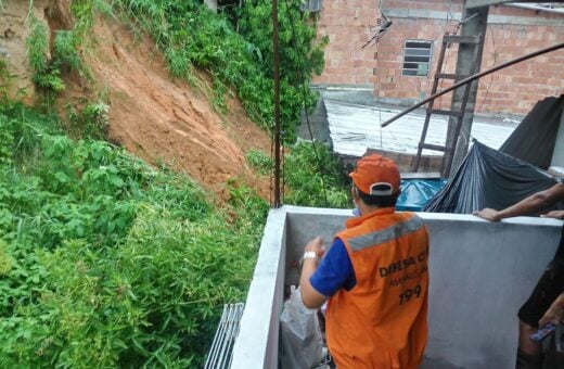 Chuva provocou deslizamento de barranco no bairro Redenção, Zona Centro-Oeste da cidade - Foto: Divulgação/Defesa Civil de Manaus