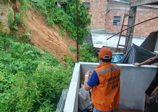 Chuva provocou deslizamento de barranco no bairro Redenção, Zona Centro-Oeste da cidade - Foto: Divulgação/Defesa Civil de Manaus