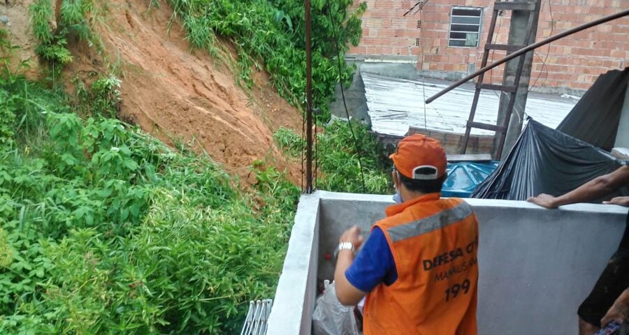 Chuva provocou deslizamento de barranco no bairro Redenção, Zona Centro-Oeste da cidade - Foto: Divulgação/Defesa Civil de Manaus