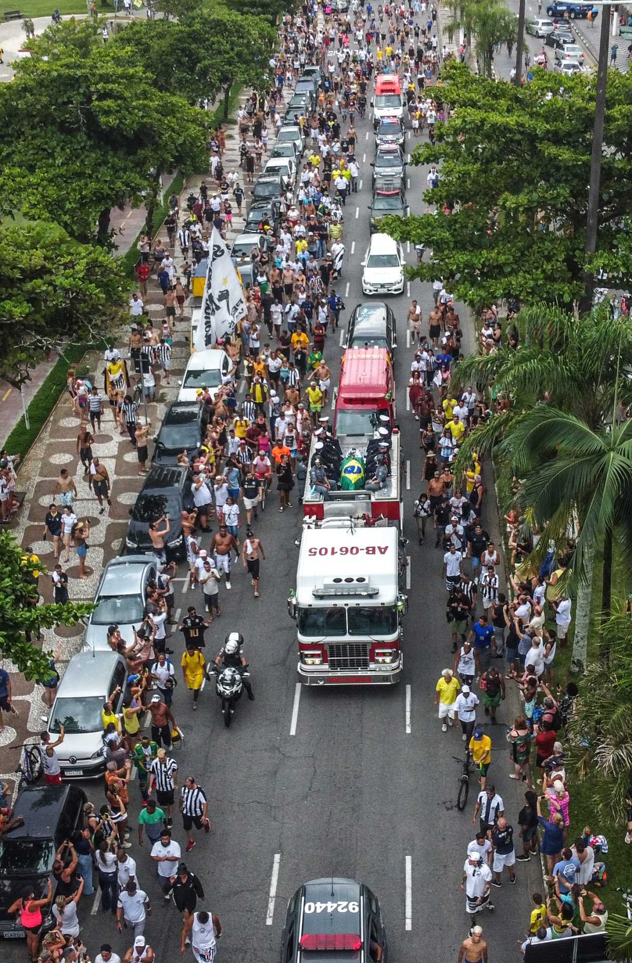 Vista aérea do caixão de Pelé durante cortejo pela cidade de Santos nesta terça-feira (3) - Foto: Marcello Zambrana/AGIF/Estadão Conteúdo