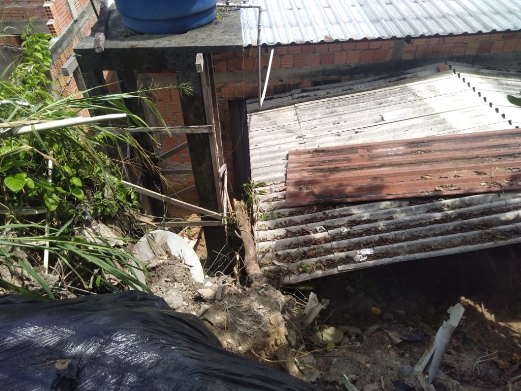 Casa com risco de desabar após chuva fica no Santa Etelvina, Zona Norte - Foto: Defesa Civil de Manaus