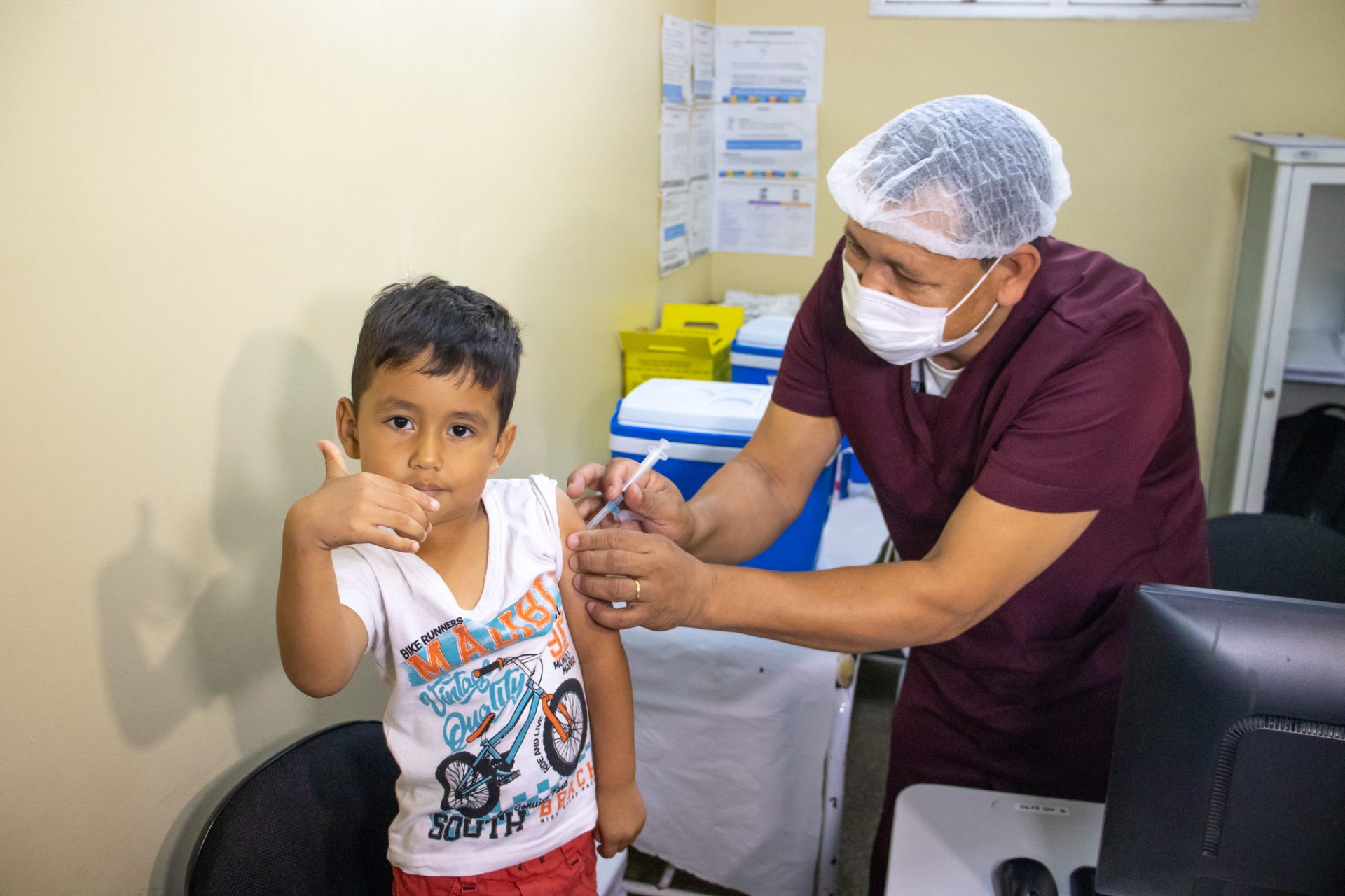 Aplicação do reforço da vacina contra Covid-19 será feita em mais de 30 pontos de atendimento - Foto: Elienai Emanuel/Semsa