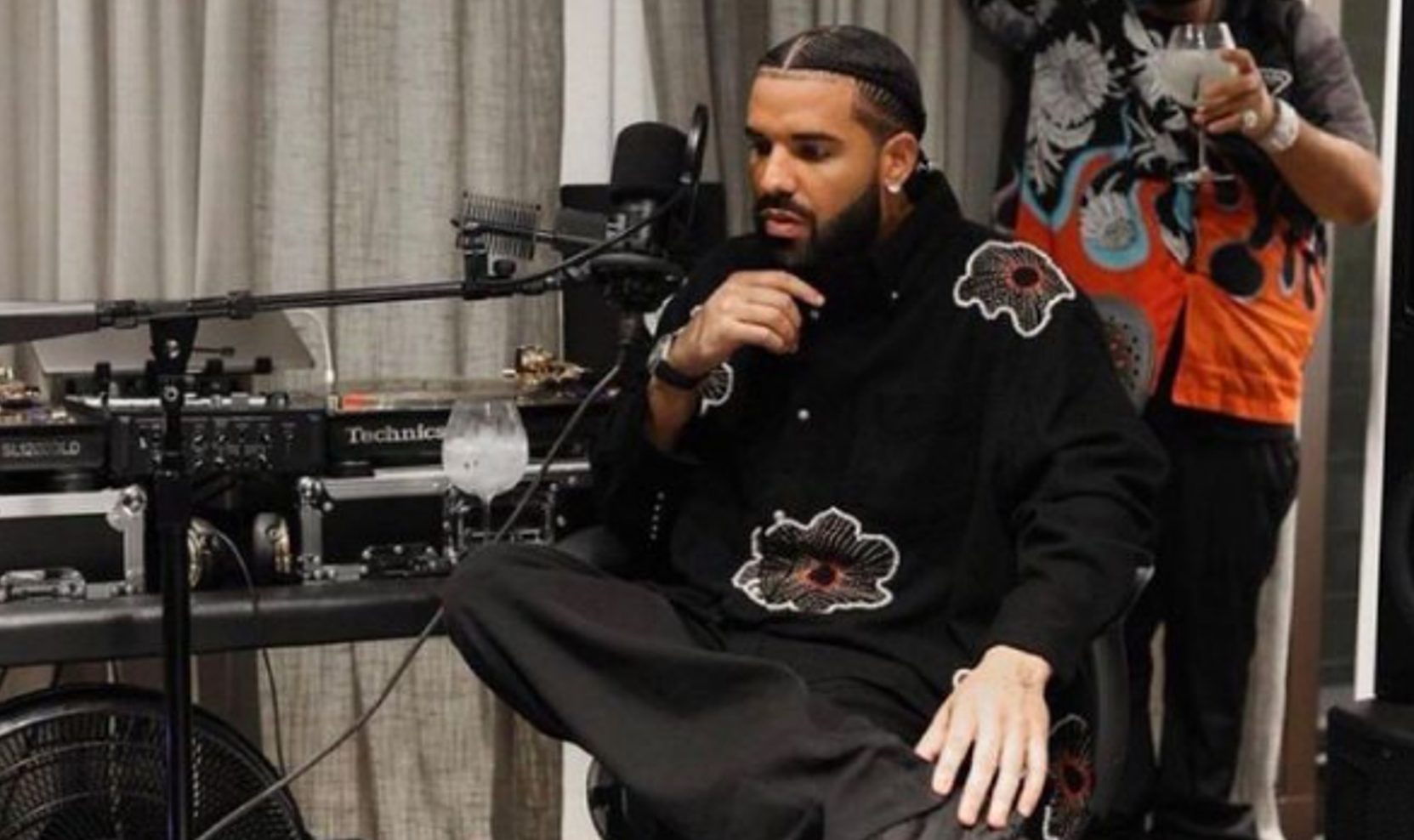Drake faz show depois de cinco anos e anuncia novas músicas