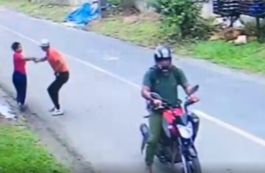 Mulher é assaltada por dois homens em motocicleta em rua de Manaus