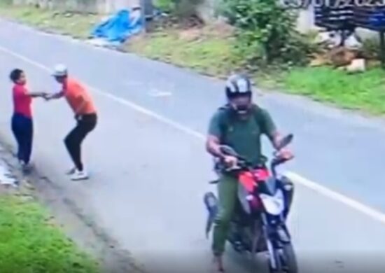 Mulher é assaltada por dois homens em motocicleta em rua de Manaus