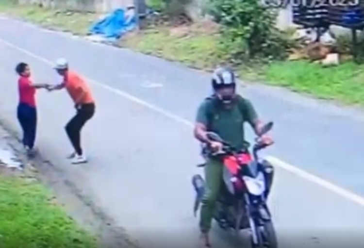Mulher é assaltada por dois homens em motocicleta em rua de Manaus