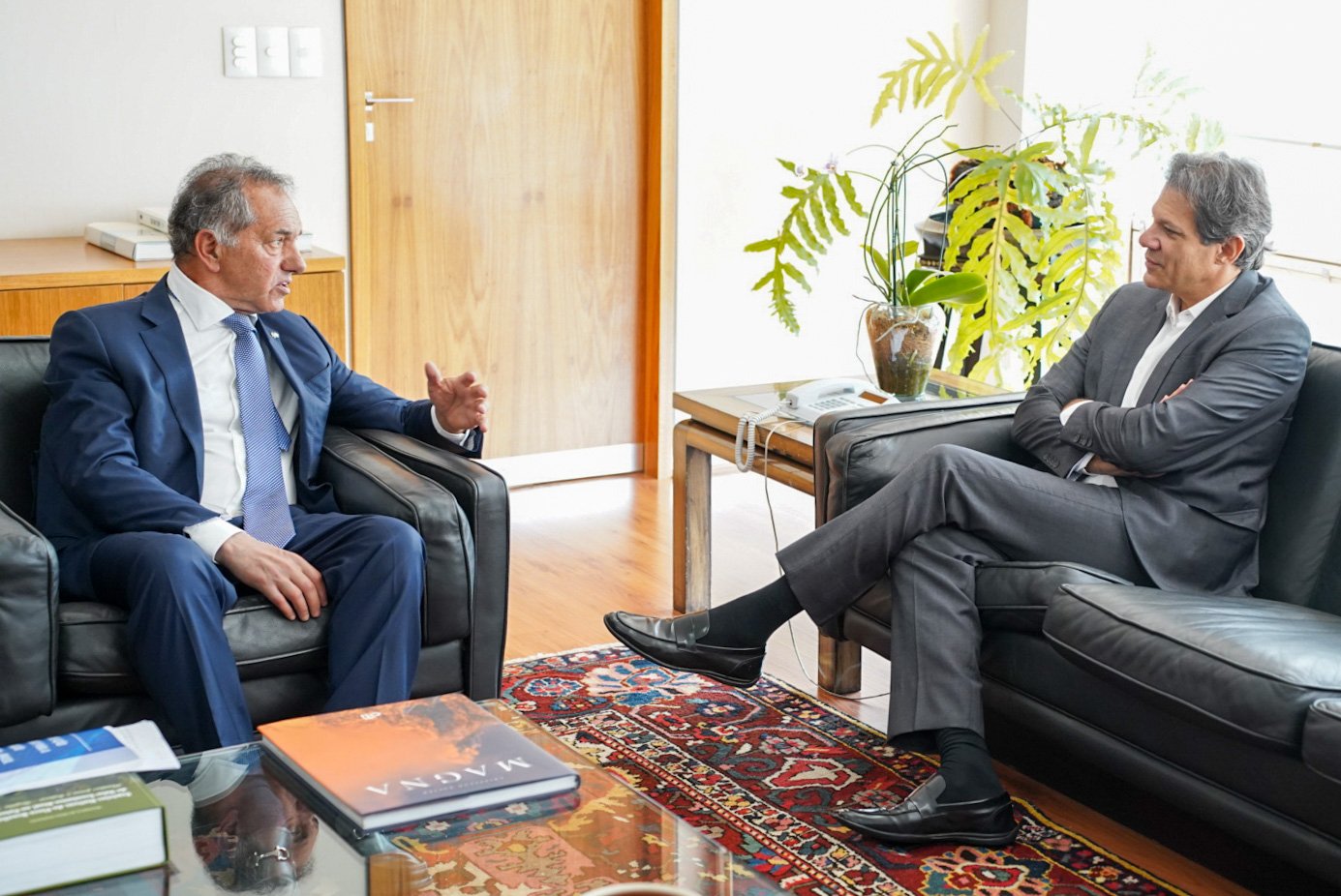 Embaixador da Argentina conversou sobre moeda comum com Fernando Haddad, novo ministro da Economia - Foto: Reprodução/Twitter @danielscioli