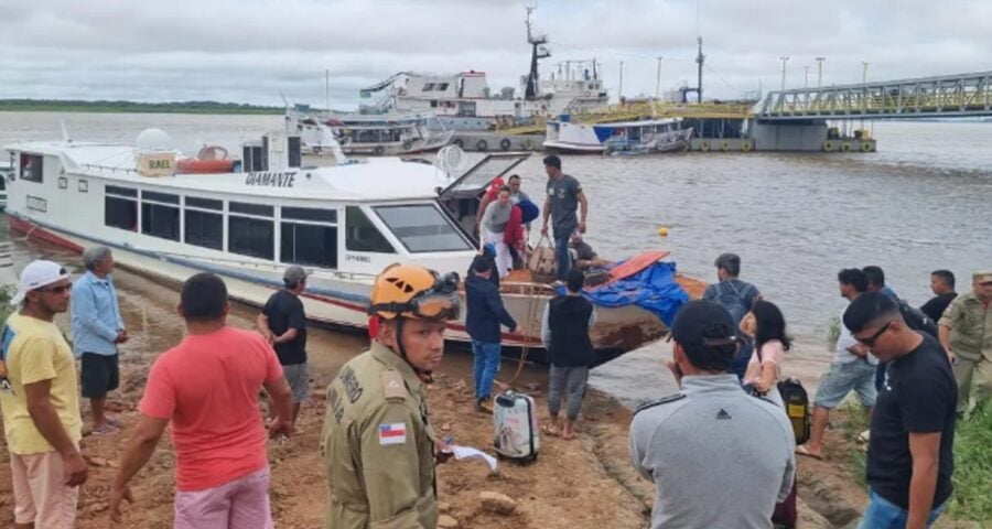 Lancha colide em barranco deixando tripulantes e passageiros feridos no AM