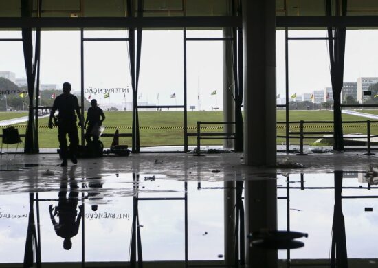 Móveis e janelas danificadas no Senado Federal - Foto: Marcelo Camargo/Agência Brasil