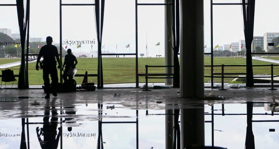 Móveis e janelas danificadas no Senado Federal - Foto: Marcelo Camargo/Agência Brasil