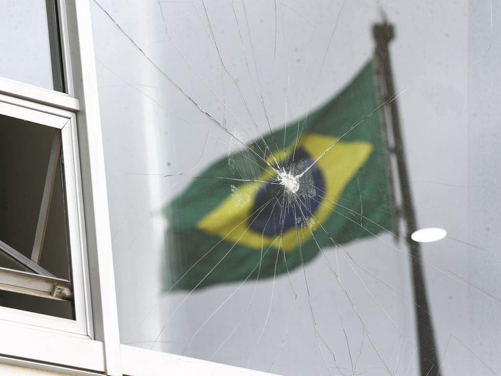 Móveis e janelas danificadas no Palácio do Planalto - Foto: Marcelo Camargo/Agência Brasil