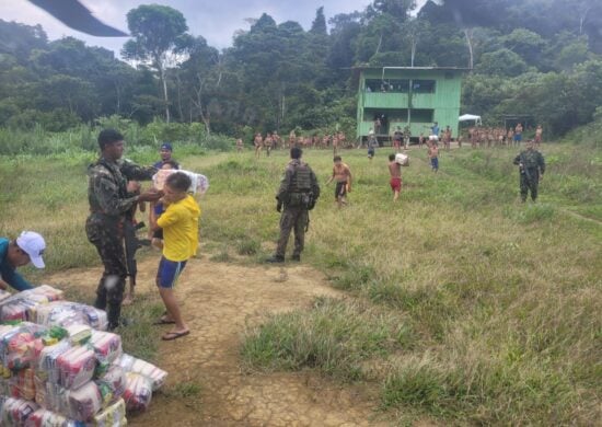 Força Aérea Brasileira transportou mais de 1 tonelada de cestas básicas para comunidade Kataroa, na Terra Yanomami - Foto: Reprodução/Twitter @fab_oficial