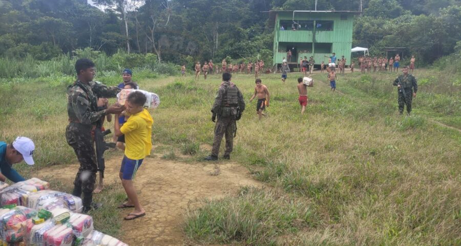 Força Aérea Brasileira transportou mais de 1 tonelada de cestas básicas para comunidade Kataroa, na Terra Yanomami - Foto: Reprodução/Twitter @fab_oficial