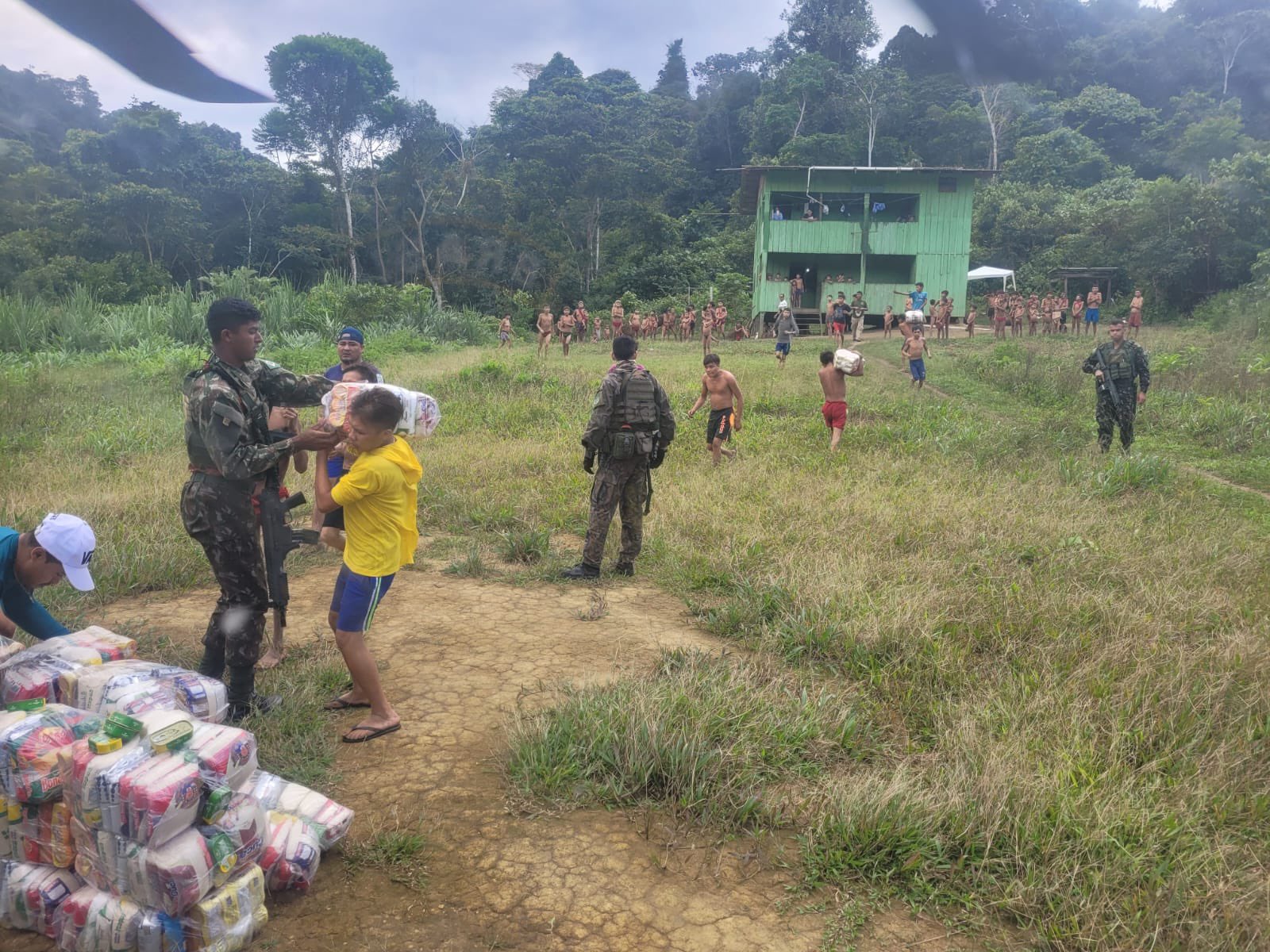 Força Aérea Brasileira transportou mais de 1 tonelada de cestas básicas para comunidade Kataroa, na Terra Yanomami - Foto: Reprodução/Twitter @fab_oficial