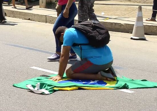 Forças de segurança retiram manifestantes da frente do CMA em Manaus