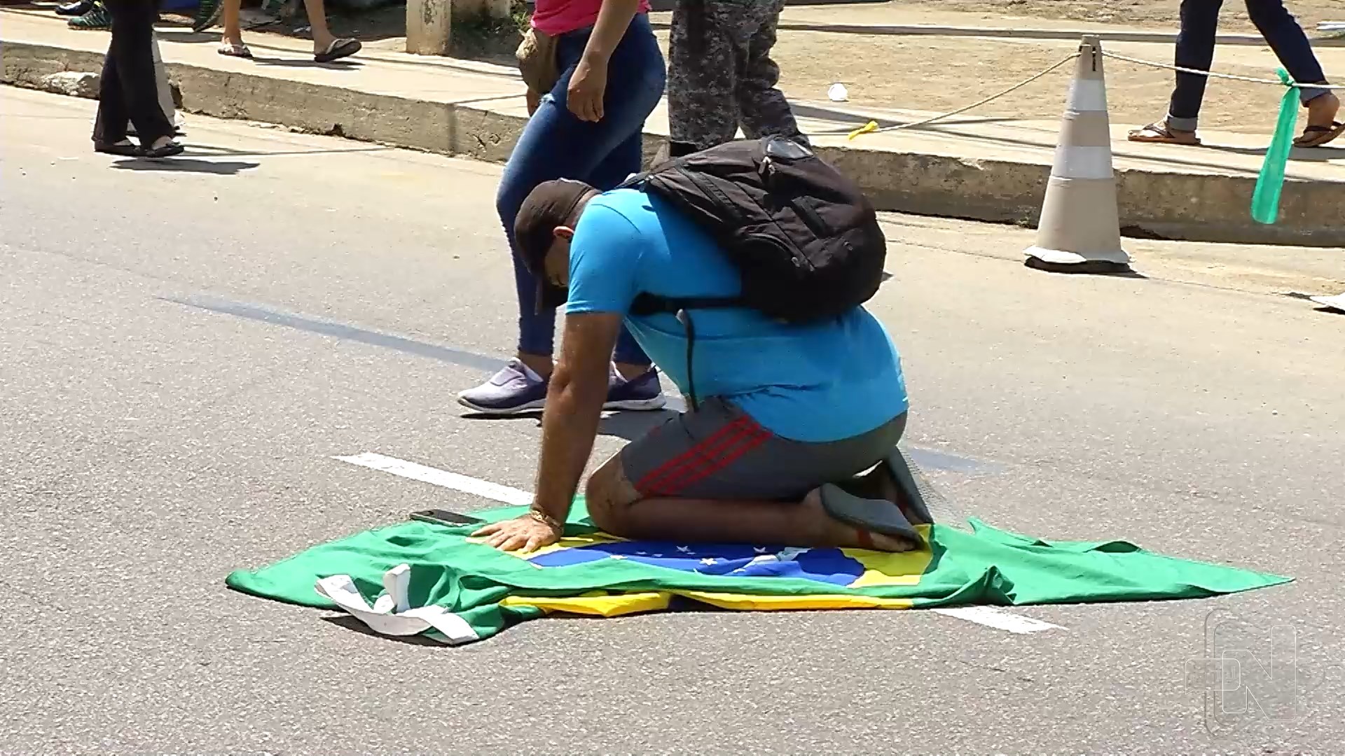 Forças de segurança retiram manifestantes da frente do CMA em Manaus