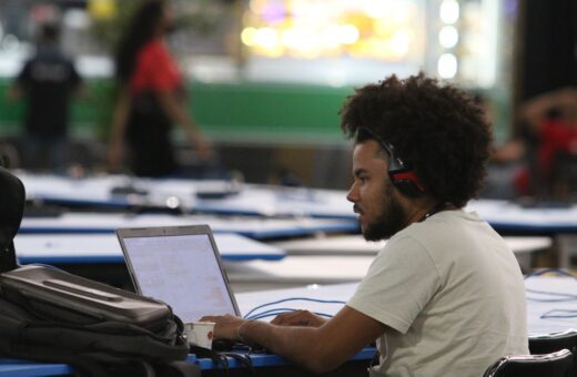 Curso de desenvolvimento web é destinado também para jovens em início de carreira - Foto: Rovena Rosa/Agência Brasil