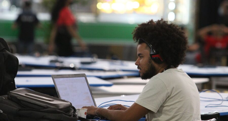 Curso de desenvolvimento web é destinado também para jovens em início de carreira - Foto: Rovena Rosa/Agência Brasil