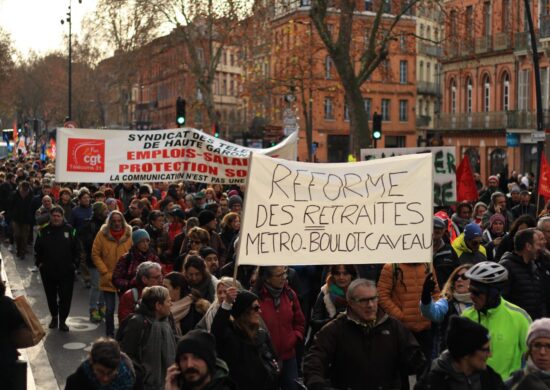 Greve na França deve paralisar diversos serviços, incluindo essenciais, conforme centrais sindicadis - Foto: Reprodução/Twiiter @poinglevetlse