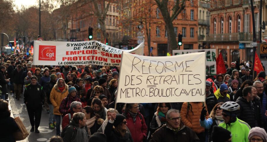 Greve na França deve paralisar diversos serviços, incluindo essenciais, conforme centrais sindicadis - Foto: Reprodução/Twiiter @poinglevetlse