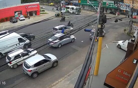 VÍDEO: Com carro, homem destrói portão de motel em Manaus e foge sem pagar conta