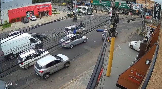 VÍDEO: Com carro, homem destrói portão de motel em Manaus e foge sem pagar conta