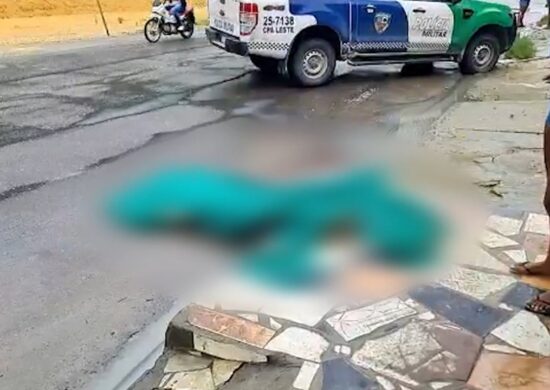 Morador de rua morre após ter cabeça esmagada por caminhão em Manaus