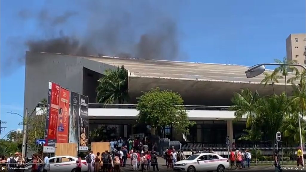 Incêndio no Teatro Castro Alves ocorreu no início da tarde desta quarta (25) - Foto: Reprodução/Twitter @aratuonline
