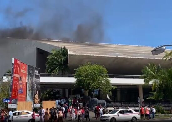 Incêndio no Teatro Castro Alves ocorreu no início da tarde desta quarta (25) - Foto: Reprodução/Twitter @aratuonline