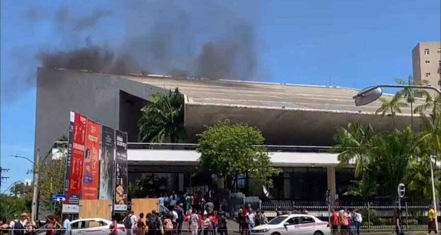 Incêndio no Teatro Castro Alves ocorreu no início da tarde desta quarta (25) - Foto: Reprodução/Twitter @aratuonline