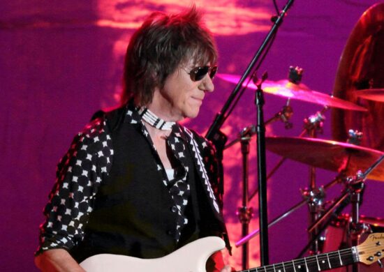 Jeff Beck se tornou famoso ao entrar na banda - Foto: Reprodução/Twitter @jeffbeckmusic